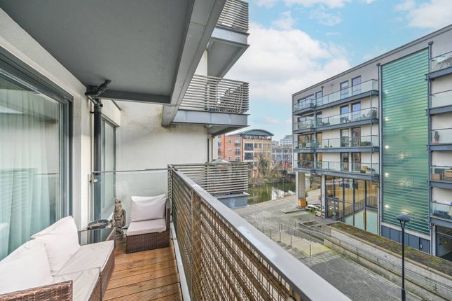 Flat to rent in Reliance Wharf, Haggerston, London