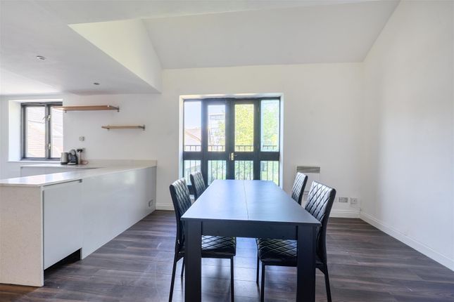 Flat 37, Iceland Wharf, Plough Way, Rotherhithe photo 4