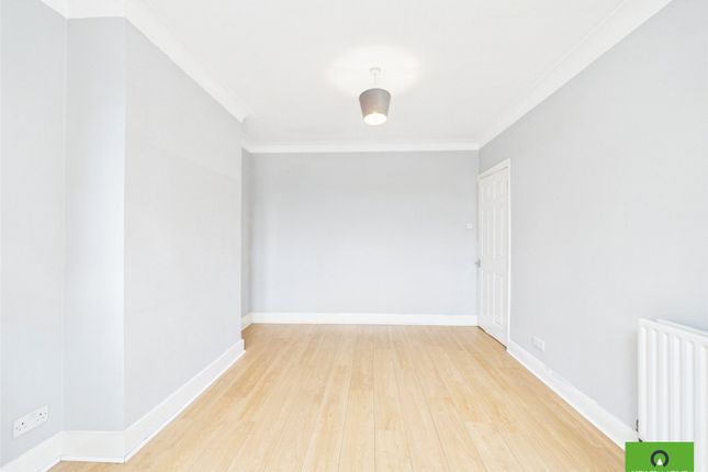 10, Kingsmead Avenue, Romford photo 4