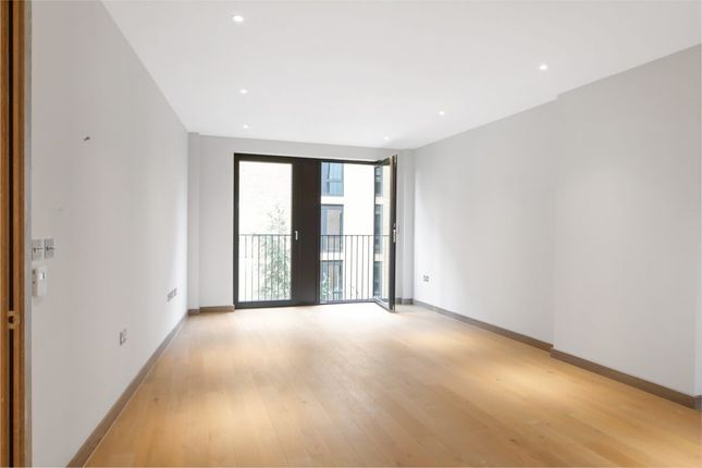 Flat to rent in Chivers Passage, London