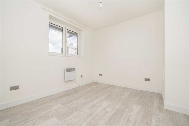 Flat to rent in Digby Street, London