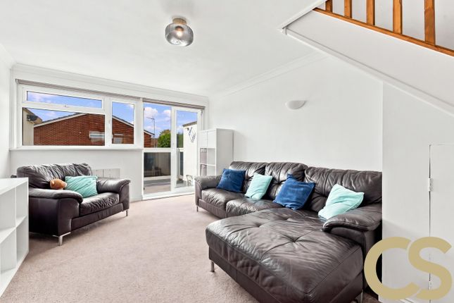 8 Turners Court, Turners Hill, Hertfordshire photo 3