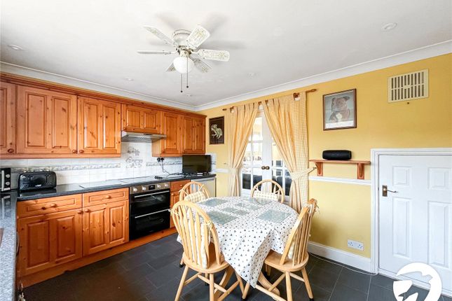 70, Pear Tree Walk, Sittingbourne photo 3