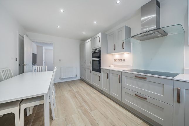 242, Oldham Road, Greater Manchester photo 3