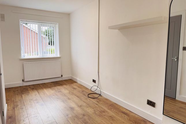 Room 5, St Norbert Drive, Derbyshire photo 3
