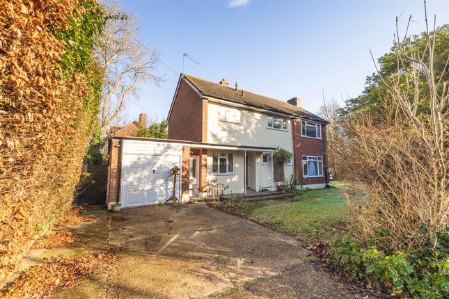 Thumbnail Detached house for sale in Hasting Close, Bray, Maidenhead