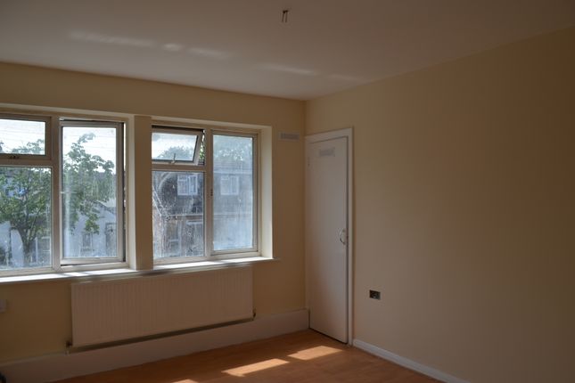 Flat 4, Charterhouse Avenue, Wembley photo 2