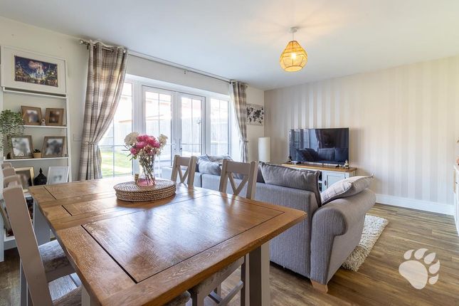 88, St. Lukes Way, Wickford photo 2