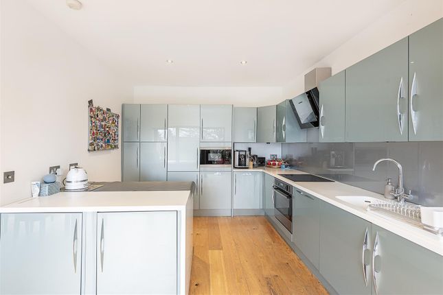 20, Longacres, St Albans photo 4