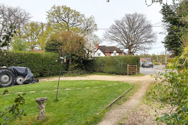43, Woodlands Road, Sonning Common photo 3
