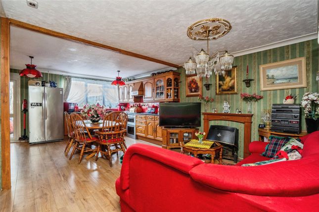 19, Holly Court, West Sussex photo 3