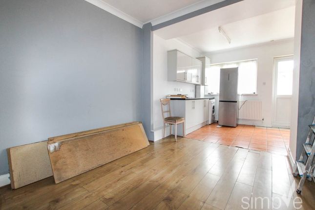 Greenland Crescent, Southall Middlesex photo 3