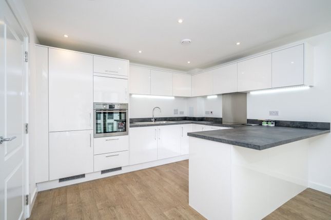 Flat to rent in Lapwing Heights, Waterside Way, London
