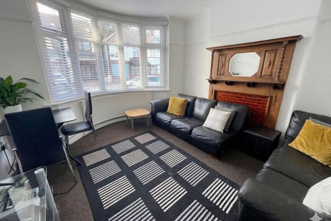 6 Douglas Road, Luton, Bedfordshire photo 2