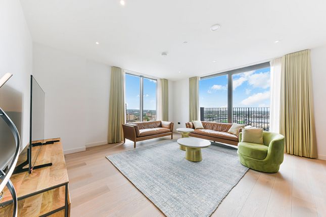 Thumbnail Flat to rent in Embassy Gardens, London