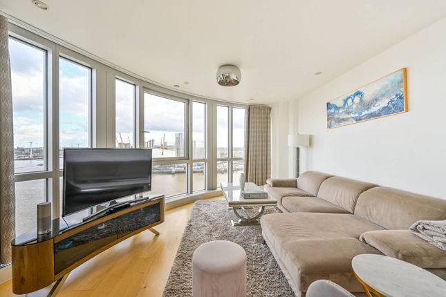 Flat to rent in Fairmont Avenue, Canary Wharf, London