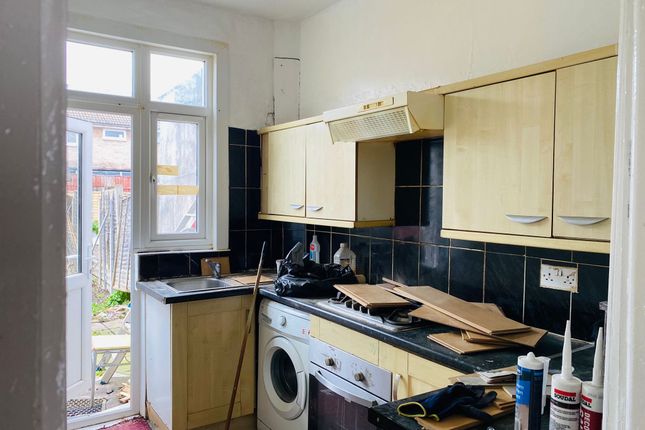 Terraced house to rent in Clements Road, London
