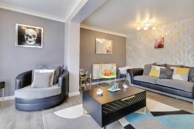 11, Gaywood, Basildon photo 4