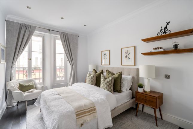 Flat for sale in Westbourne Grove, London