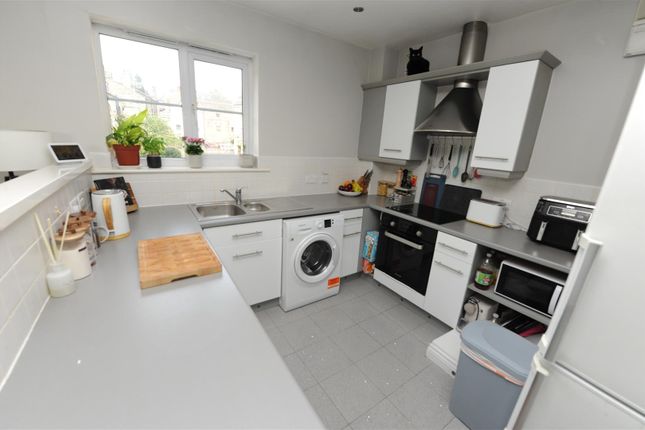 2, Longlands, Bradford photo 4