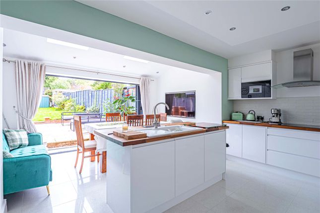 82, Stanborough Avenue, Hertfordshire photo 2