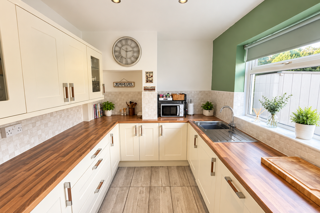 14 Heolddu Avenue, Bargoed photo 3