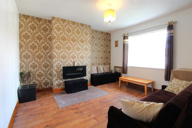 8, Leafield Close, Huddersfield photo 4