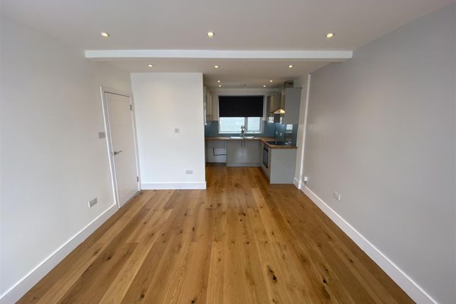 Flat to rent in London Road, Enfield