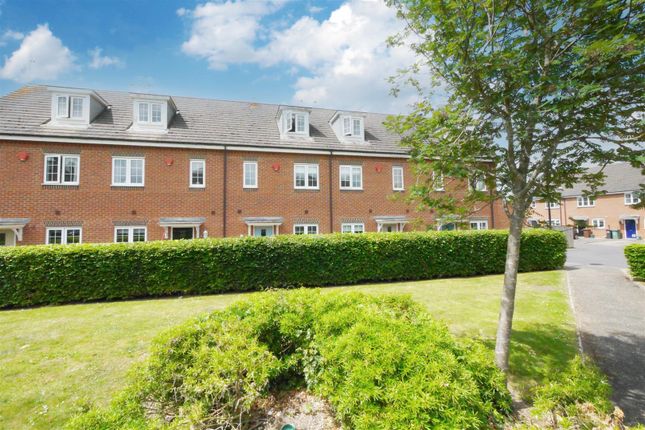 Town house to rent in Sovereign Place, Wallingford