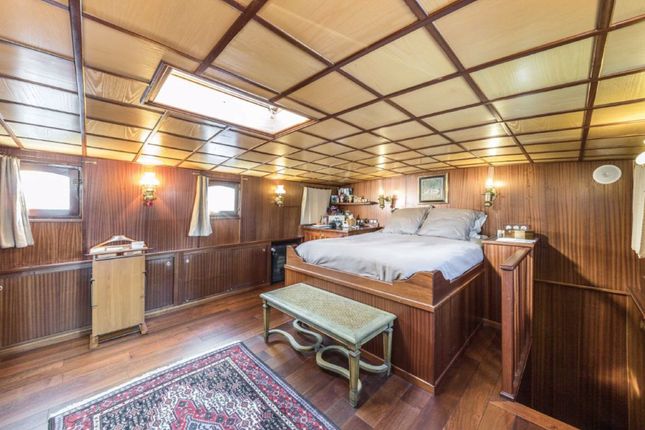 Houseboat for sale in Clove Hitch Quay, London