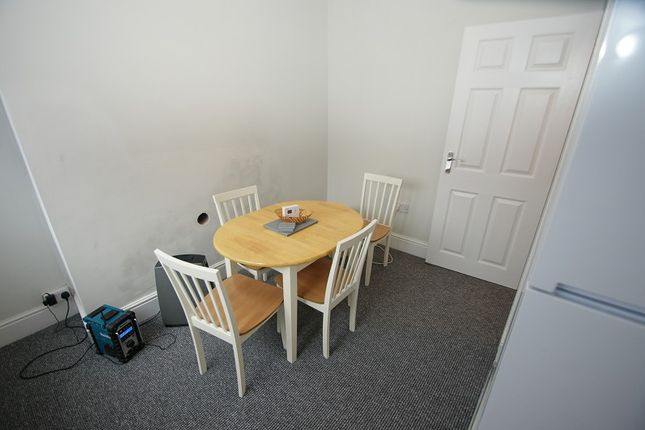 Thumbnail Room to rent in 25 Enfield Road, Ellesmere Port, Cheshire.