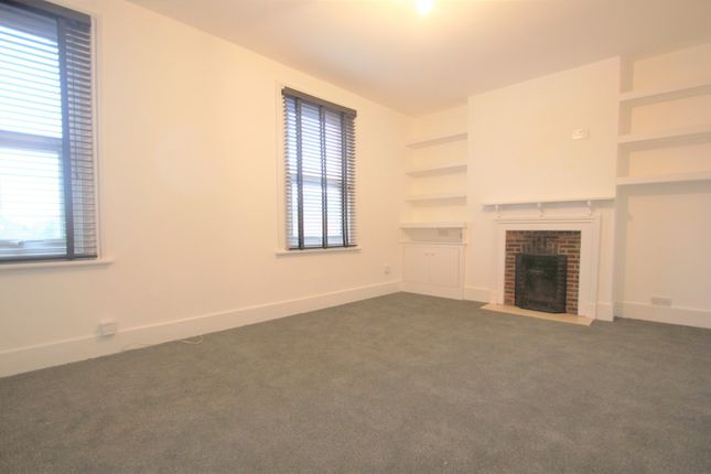 19B, Chapel Avenue, Addlestone photo 2