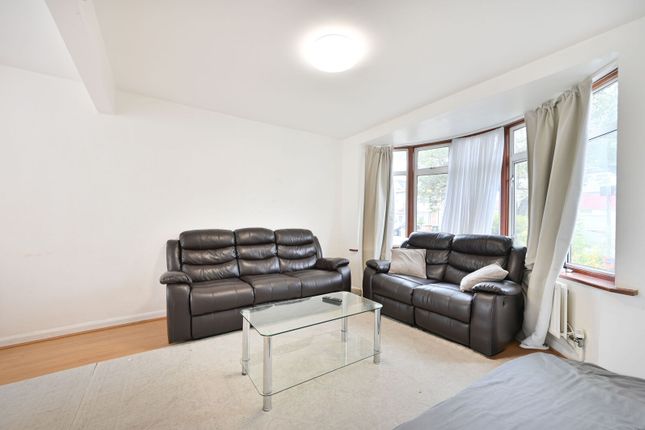 Tavistock Avenue, Perivale photo 2