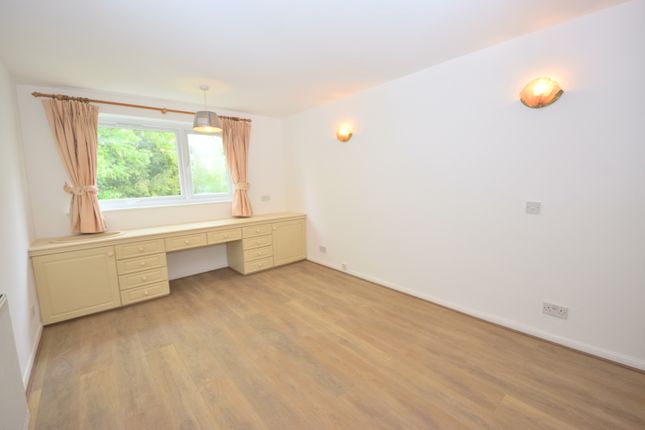 Flat to rent in Green Hill, Buckhurst Hill IG9