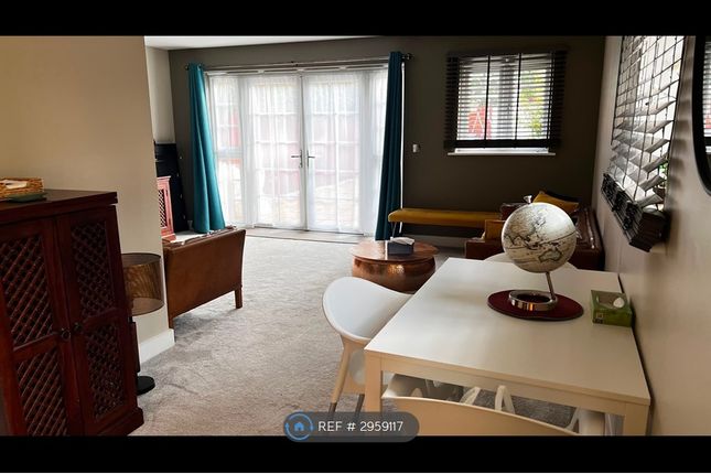 Woodcote Close, Bushey photo 3