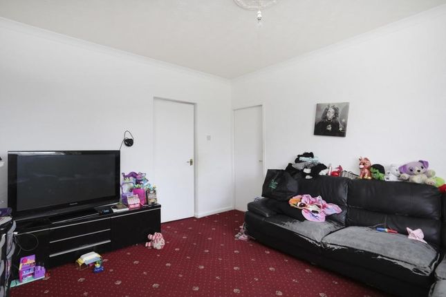 Flat for sale in Knights Way, Ilford