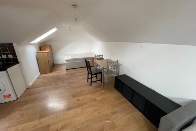 Flat 3, 114B, High Street, Watford photo 3