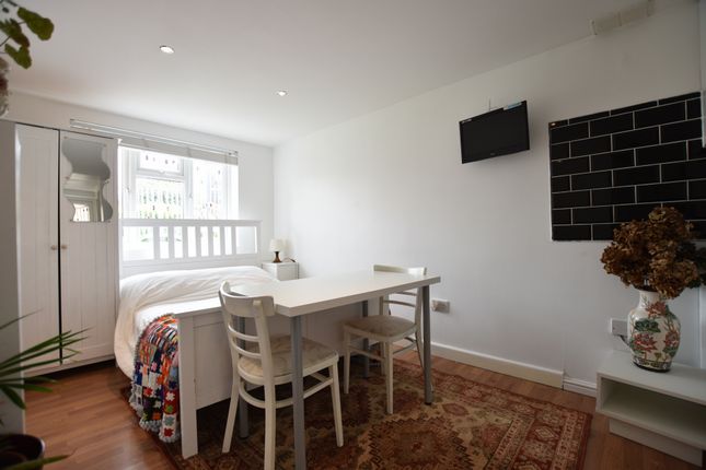 Room 3 14, The Vista, London photo 4