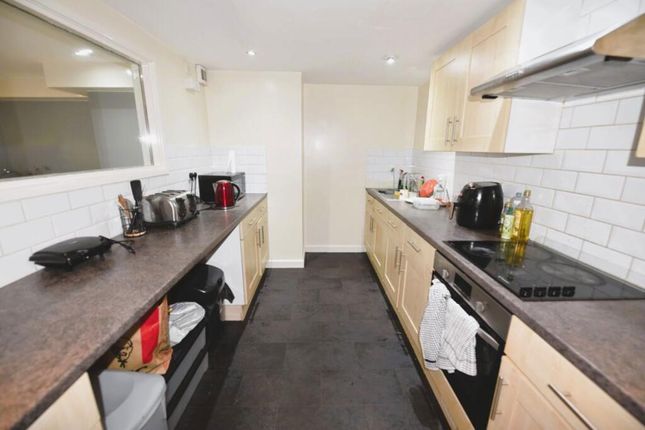 Flat A, 8, Wood Lane, LEEDS photo 4