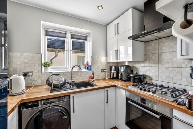 423a, Lynmouth Avenue, Morden photo 2