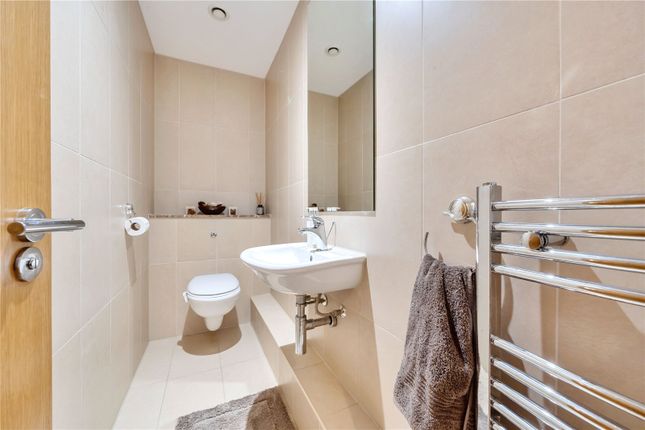 Flat for sale in Chase Side, London