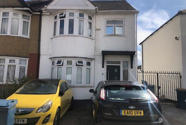 First Floor Converted Flat With 2 Bedrooms &amp; 2 Bathrooms Situated In Harrow Weald