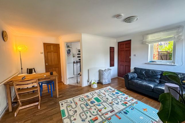 2 Bedroom Semi-Detached House, E14