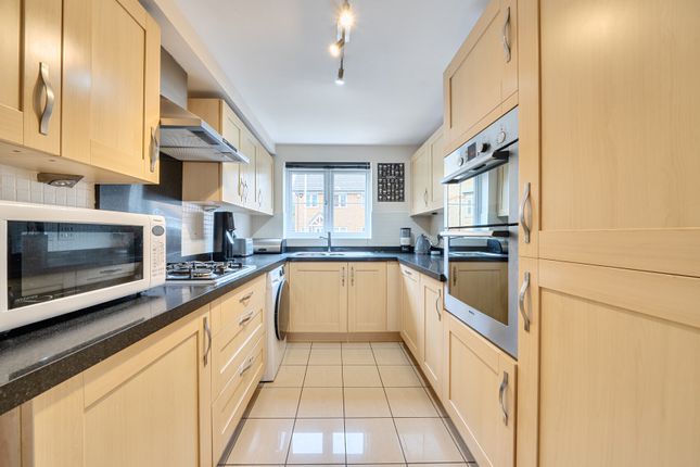 15, Kew Close, Romford photo 4