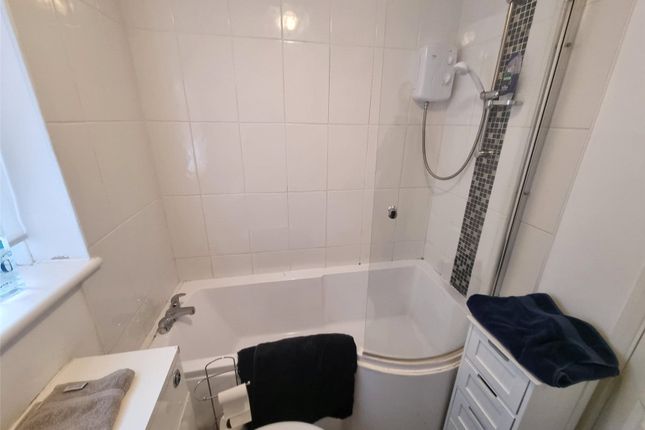 2 Chulmleigh Court,, Gordon Road, Brentwood photo 5