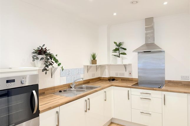 Flat 8, 32, Elizabeth House, Mickleham Gardens, Cheam photo 4