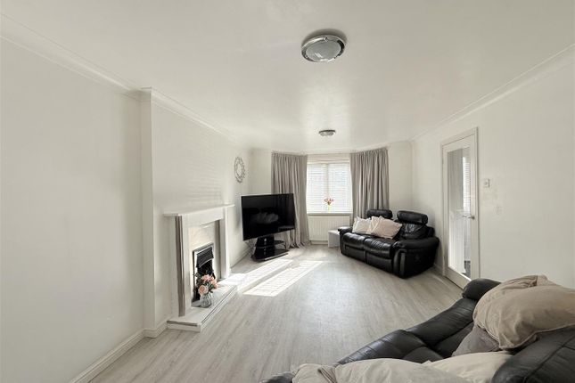 18, Cedar Avenue, Stalybridge photo 2