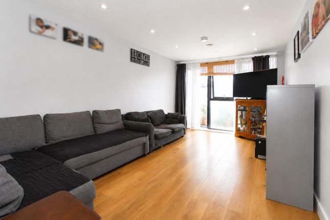Flat 10, Peake Court, Wallington photo 2