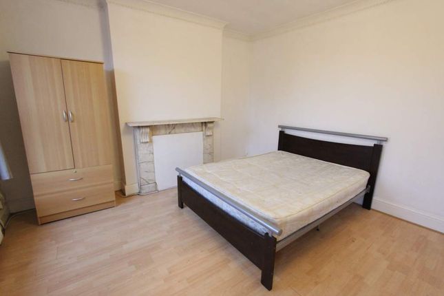 Flat to rent in Rectory Road, London
