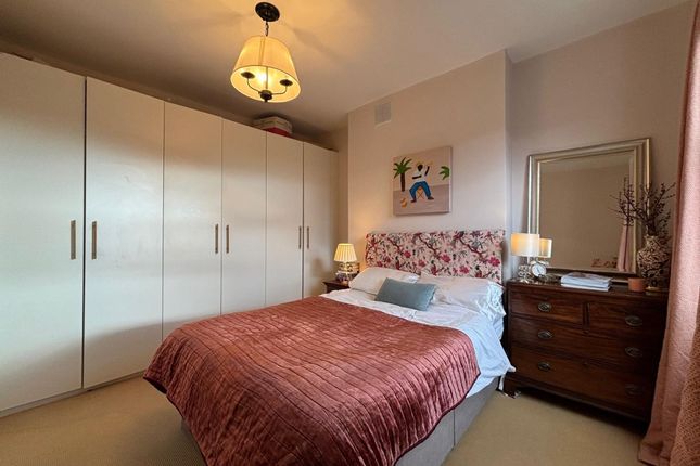 24b, London photo 2